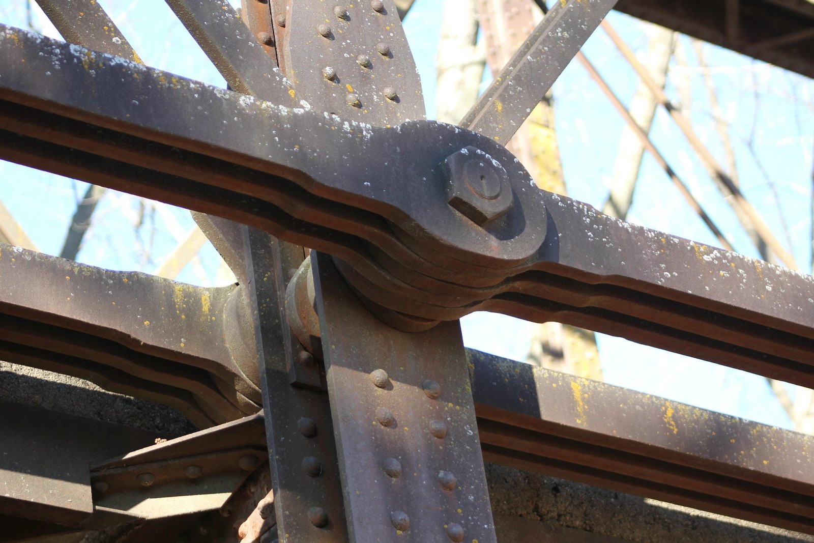 Lower connection